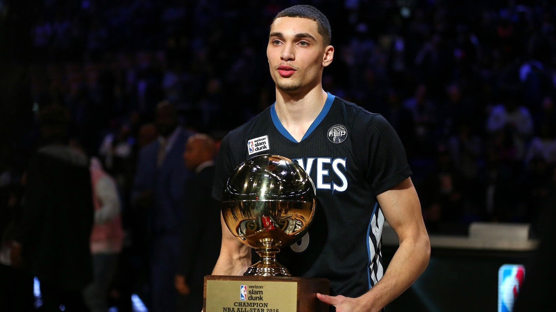 影响深远的裁判判罚：争议背后的深入分析，裁判影响比赛